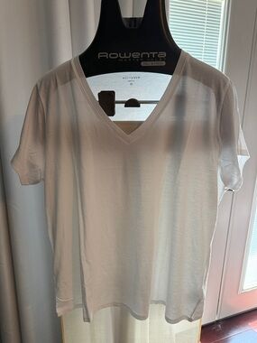 Mott & Bow Classic White V-Neck Tee - brand new!